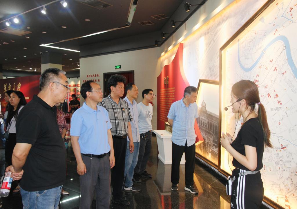 图书馆一行赴天津城建大学调研学访