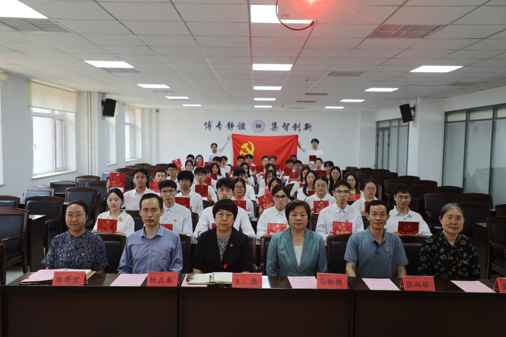 集成电路科学与工程学院开展“心向党 ‘芯’启航”毕业生党员专题教育活动