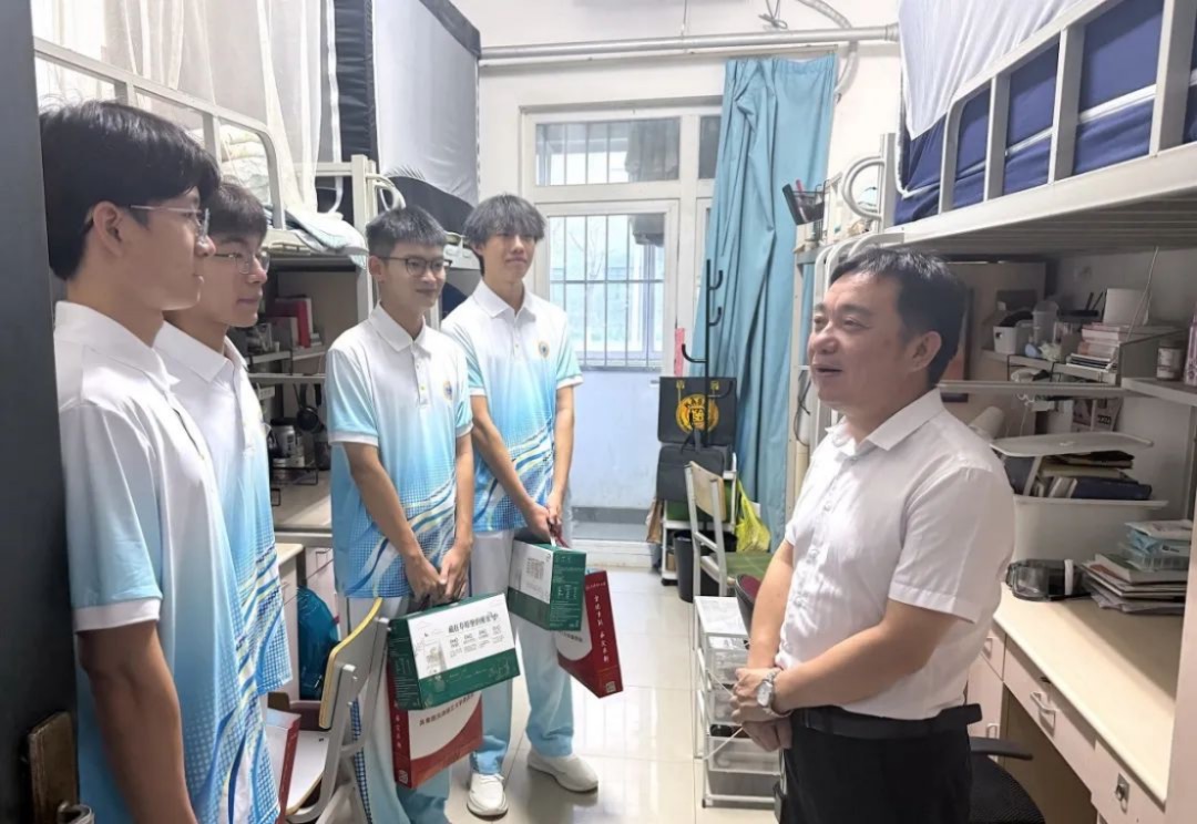校领导慰问我校上合组织峰会青年志愿者