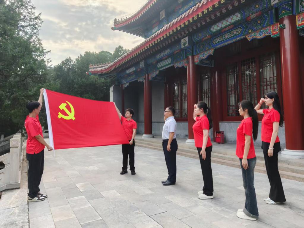 学校组织师生赴盘山烈士陵园开展思政实践研学