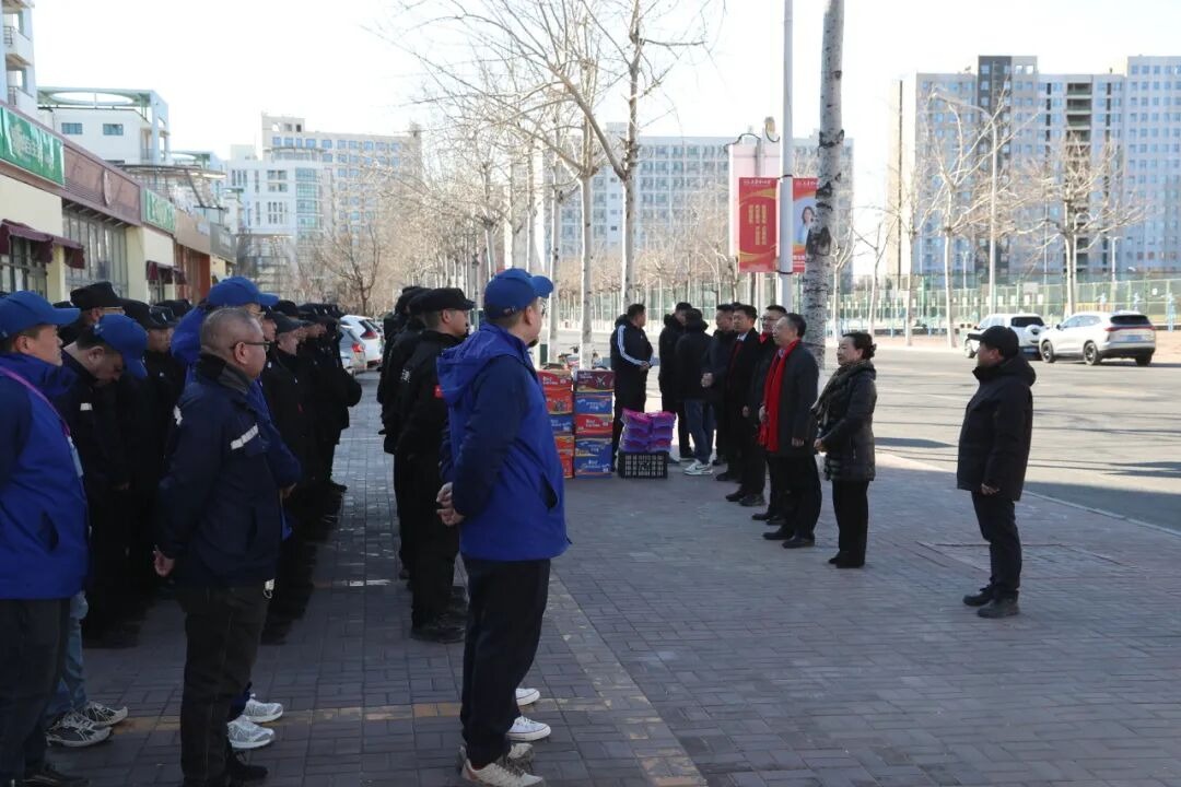 校领导除夕送温暖，慰问在岗教职员工