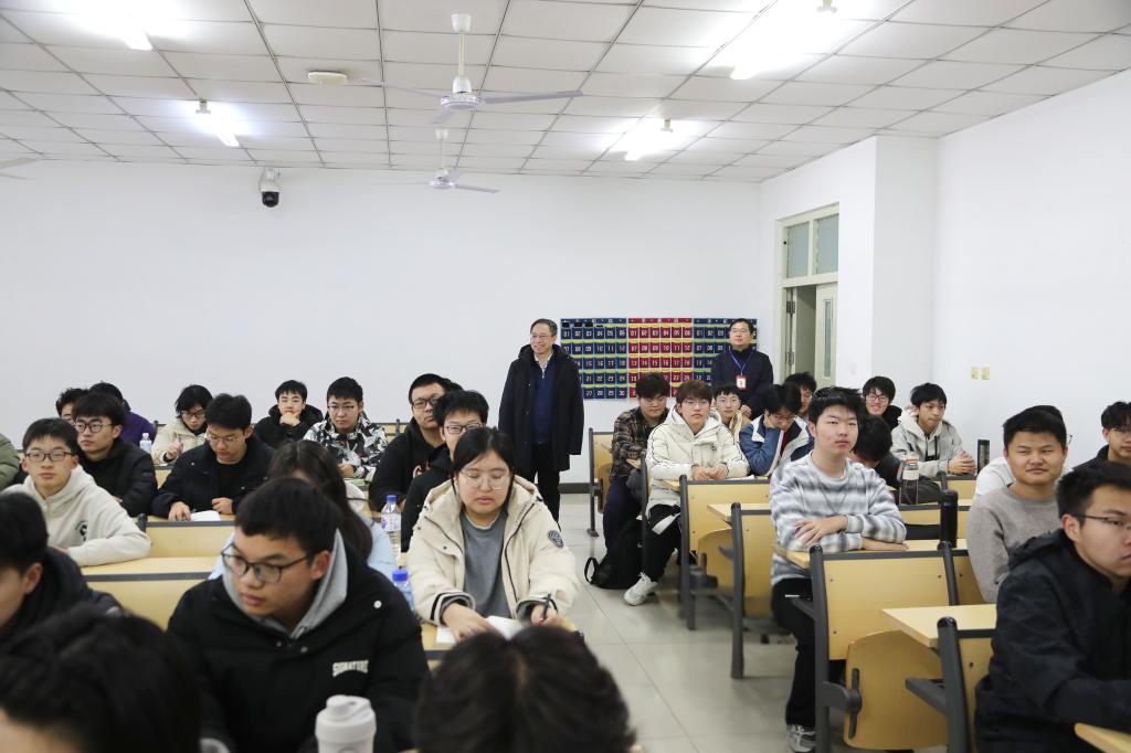 开学首日秩序井然 全校师生以饱满热情迎接新学期