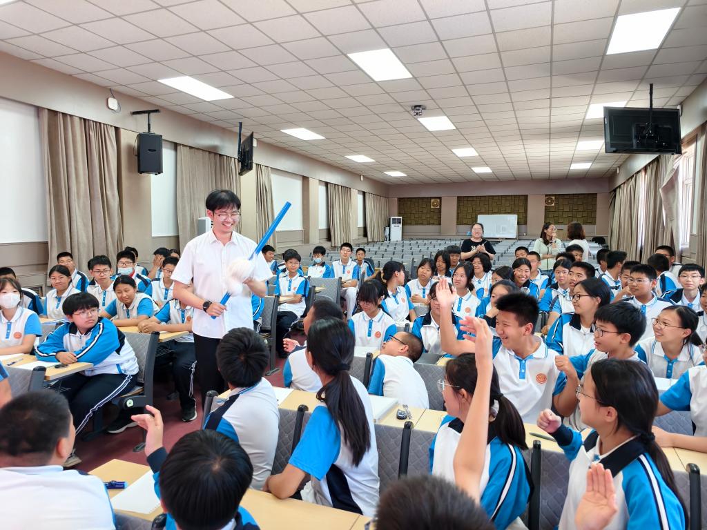 物理科学与技术学院走进枫林路中学开展科普进校园活动