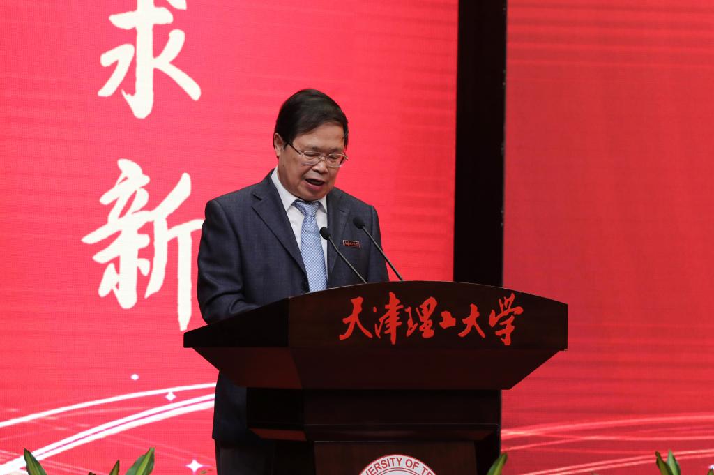 教师代表,中国工程院院士吴以成在发言中表示,有幸在这里分享学校40年