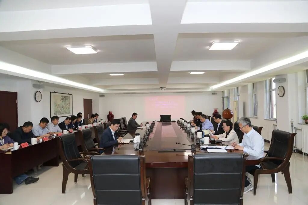校党委理论学习中心组召开树立和践行正确政绩观学习教育第二次集体学习研讨会