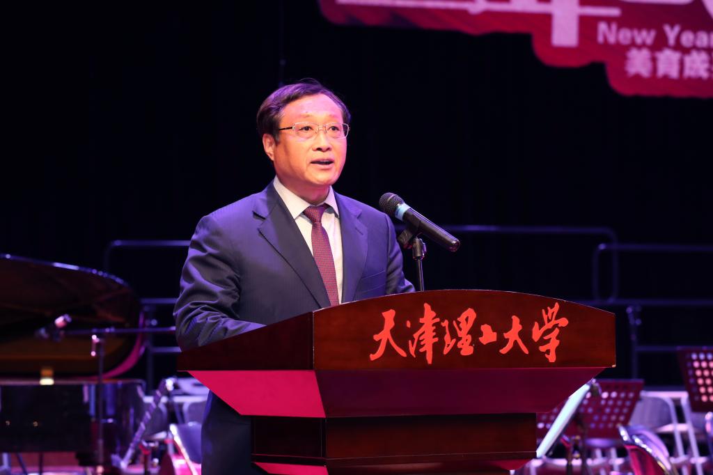 校领导刘东志,杨庆新,郭滇华,杜长有,郑清春,魏东,张继东,陈胜勇与千