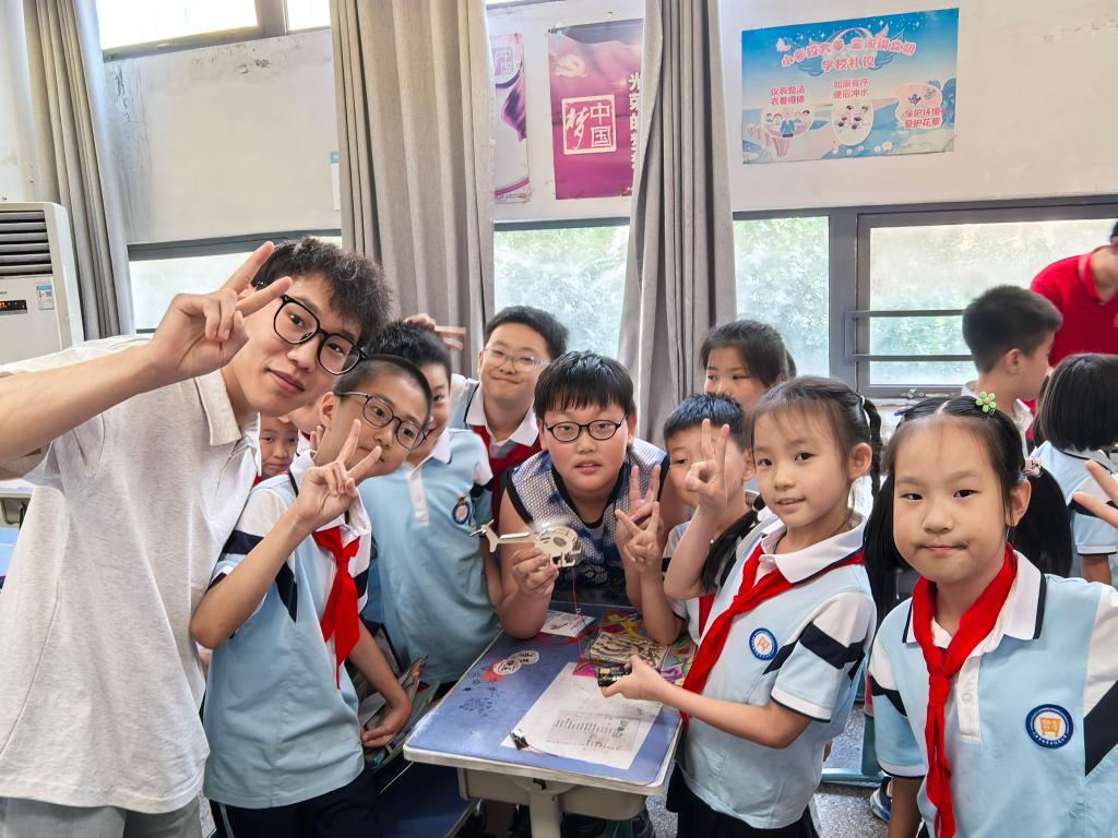 机械工程学院师生走进阳光小学开展趣味机器人沙龙活动