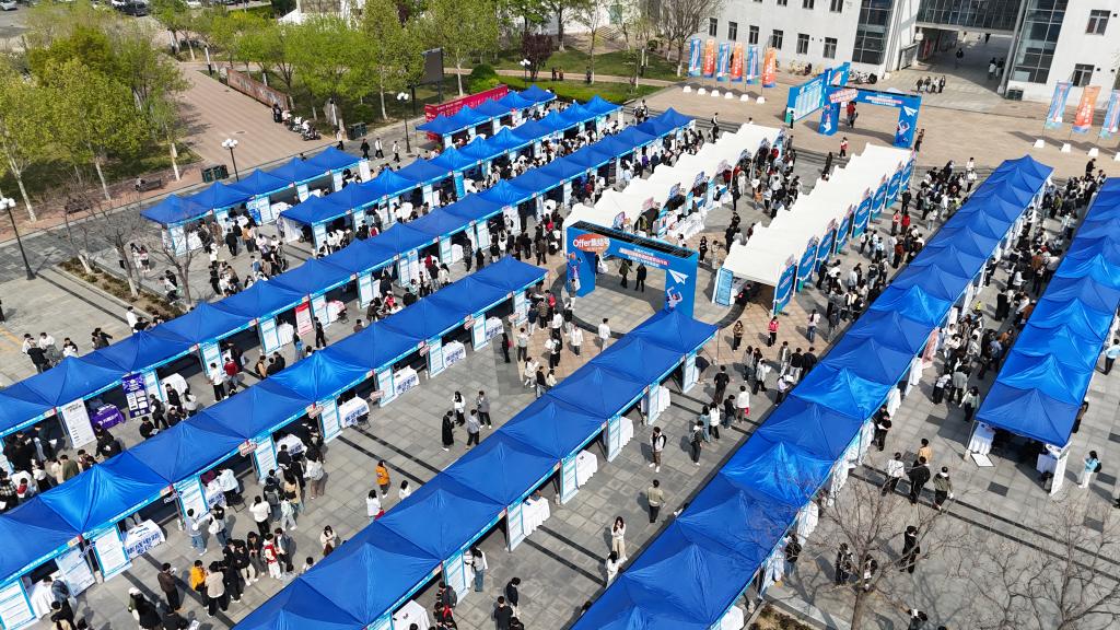 学校举办2026届毕业生春季大型校企供需对接服务展示活动