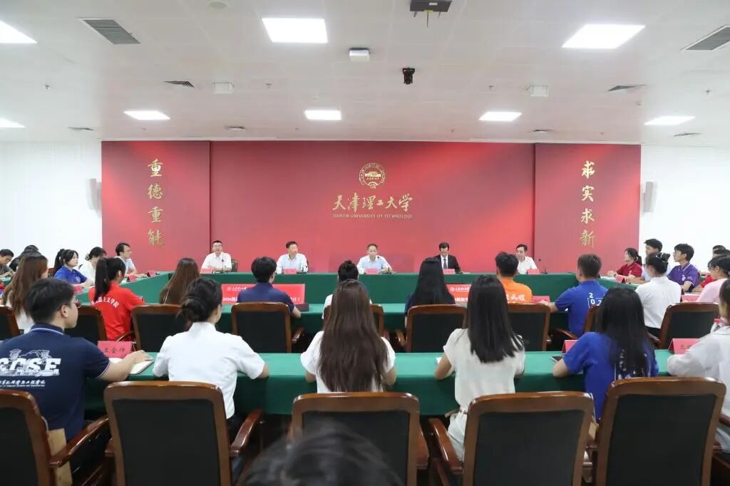 学校举办2026级新生代表座谈会（校领导接待日）暨研究生支教团表彰活动