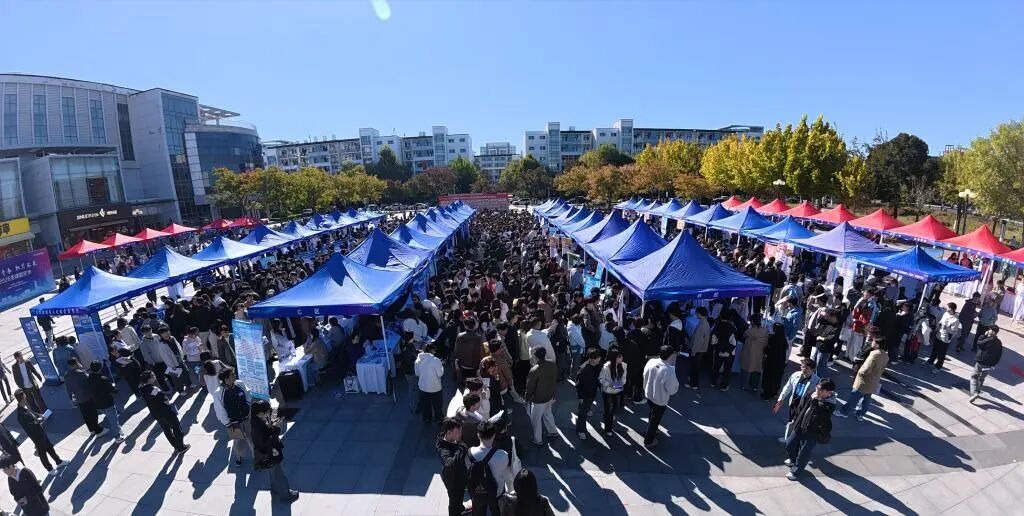 学校举办第九届“职场扬帆·创赢未来”就业双创服务周大型校企供需对接服务展示活动